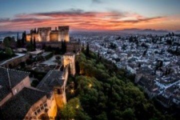 La Alhambra iluminada al atardecer