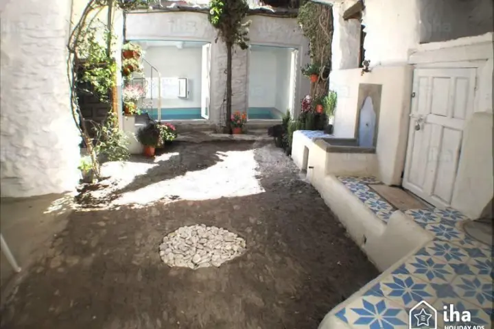 edificio blanco decorado en azul