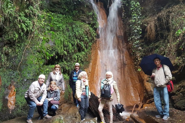 gente delante de una cascada de agua
