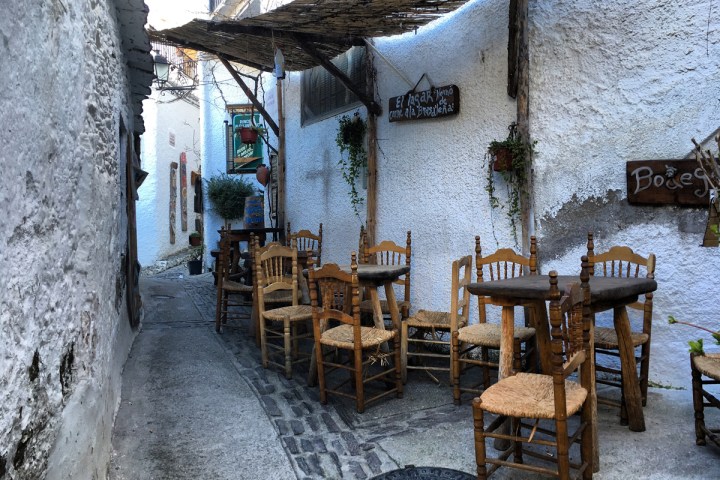 calle con sillas y mesas