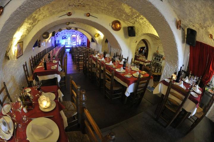 mesas puestas en un local