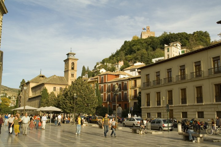 Plaza Nueva (Granada). Al fondo, Iglesia de San Gil y Santa Ana y Torre de la Vela.