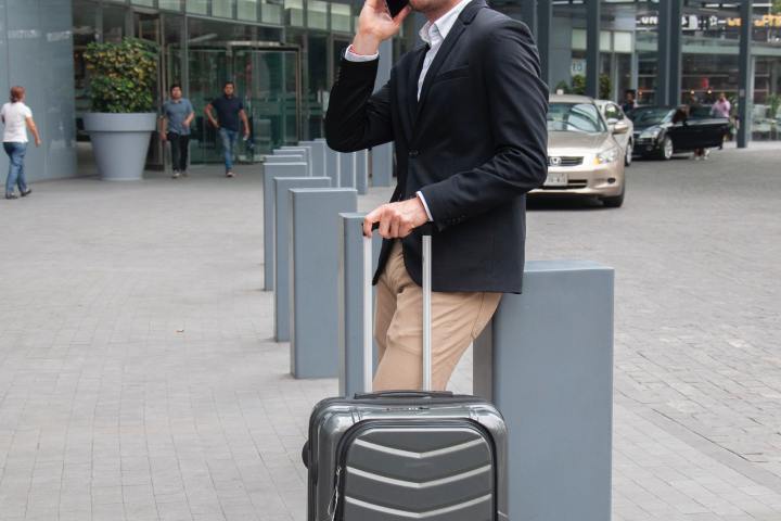 un hombre con una maleta