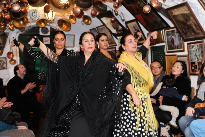 un grupo de mujeres bailando flamenco