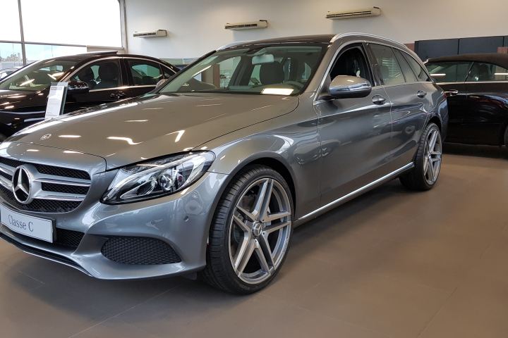 Mercedes gris aparcado