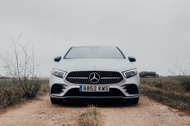 un coche Mercedes apagado