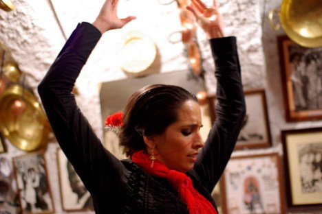 una mujer bailando flamenco